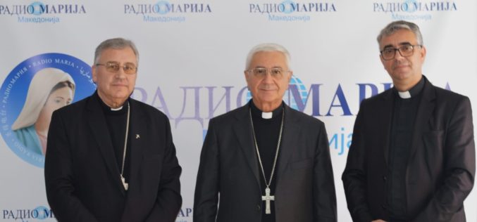 Бискупот Стојанов и Апостолскиот нунциј Суриани во посета на Радио Марија